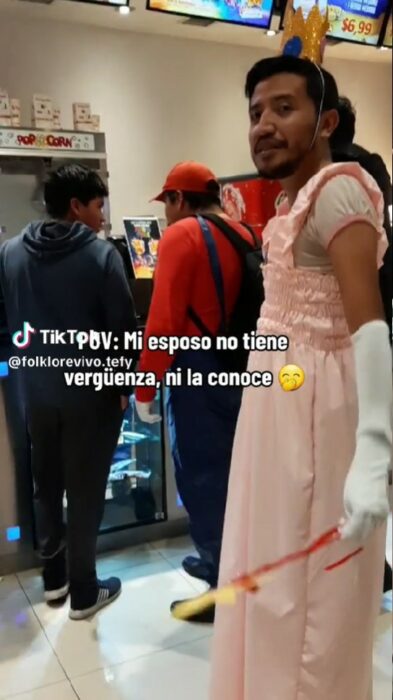 hombre se disfraza de la princesa Peach para ir a ver la película de Mario Bros 