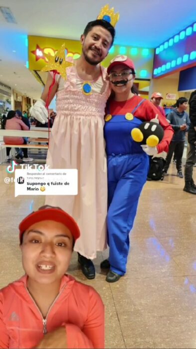 pareja de esposos disfrazados de la princesa Peach y Mario Bros en la sala de cine 