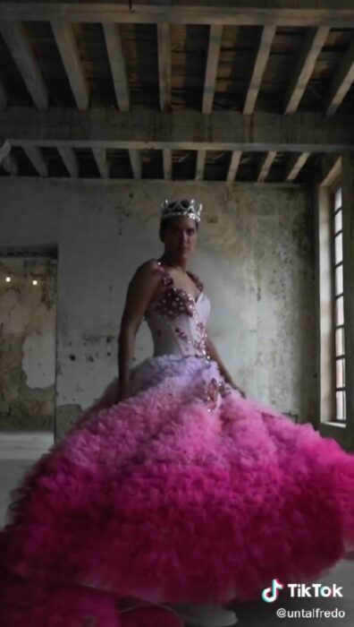 Hombre de 30 años posando con un vestido rosa de XV años 