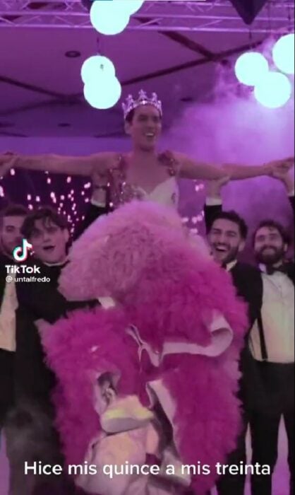captura de pantalla del video de un hombre que celebró sus 30 años con una fiesta estilo quinceañera 
