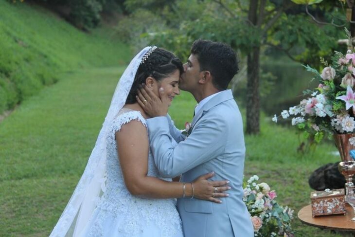 imagen que muestra a un hombre besando la frente de su mujer en el altar el día de su boda 