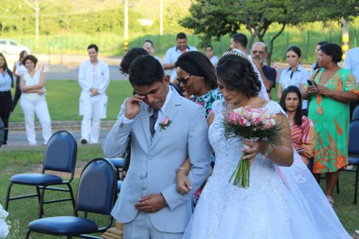 fotografía que muestra a una pareja de novios caminando emocionados hacía el altar en su boda 