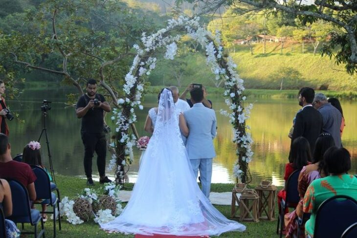 Imagen que muestra a una pareja frente al altar el día de su boda 