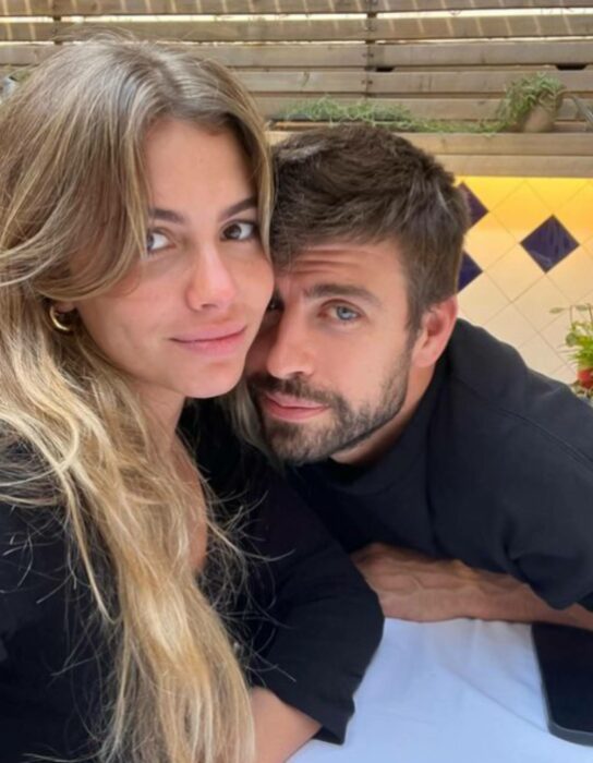 Selfie de Gerard Piqué junto a su novia Clara Chía Marti 