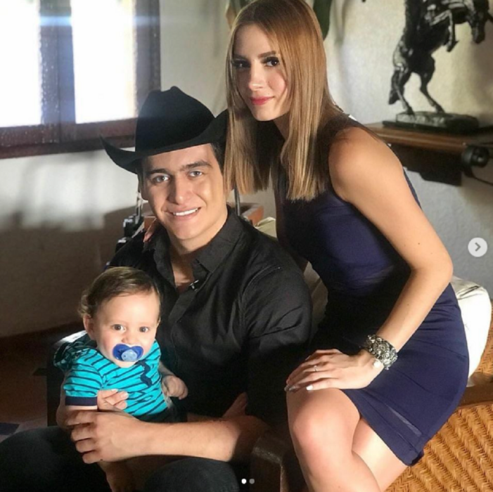 Julián Figueroa Imelda Garza y el pequeño José Julián de bebé están en una habitación posando juntos