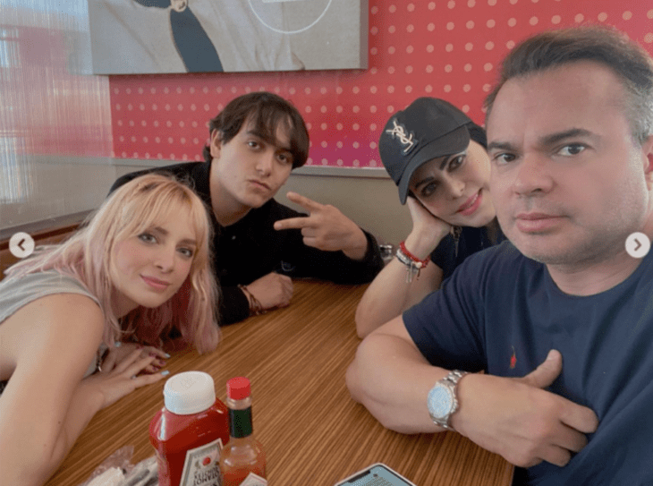 Maribel Guardia Julián Figueroa Marco Chacón e Imelda Garza en una selfie tomada sentados a la mesa de un restaurante