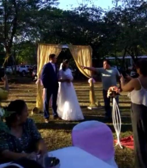 padre hondureño interrumpe boda del hombre que está comprometido con su hija 