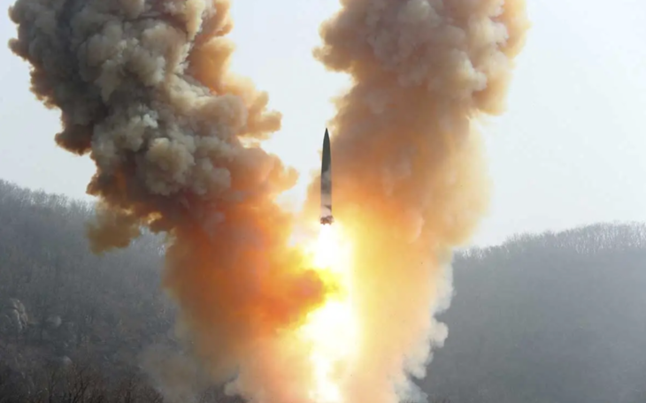 Imagen de lanzamiento de un misil se observan densas nubes de humo y también se aprecia fuego en la propulsión del misil