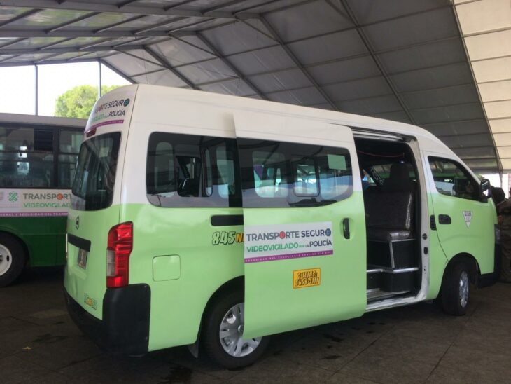 una combi del transporte público en la CDMX tiene la puerta corrediza abierta y no lleva pasajeros