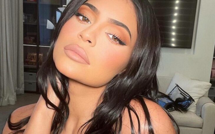 kylie jenner con la mano en el cuello 