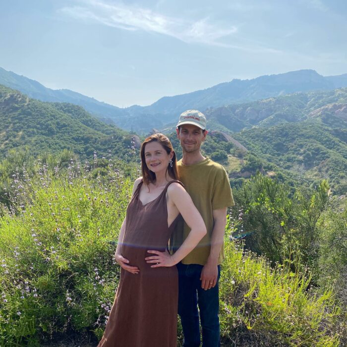 actriz Bonnie Wright junto a su esposo Andrew Lococo 