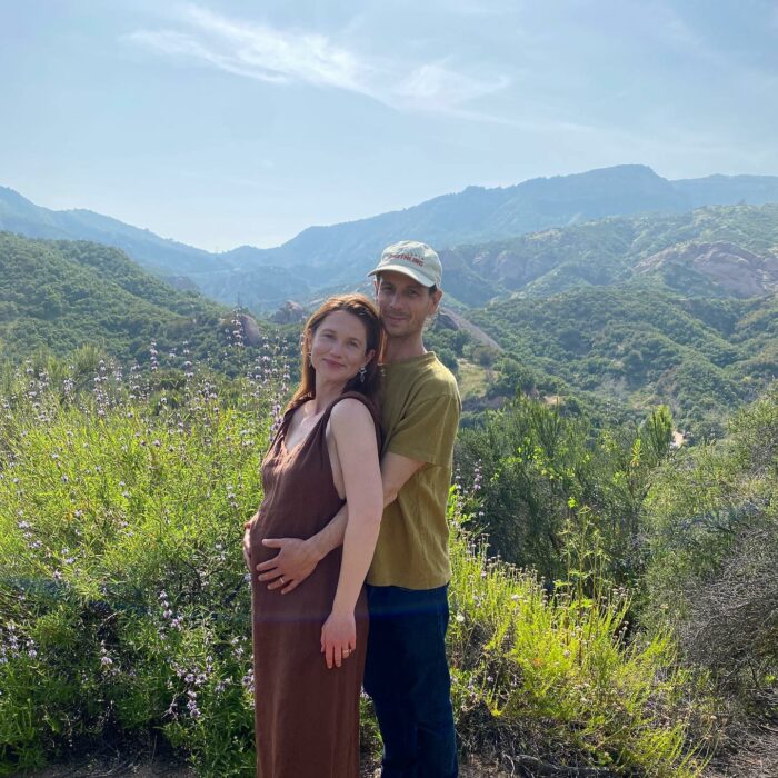 Bonnie Wright junto a su esposo Andrew Lococo 