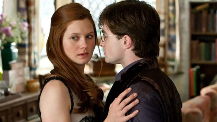Daniel Radcliffe junto a la actriz Bonnie Wright en la saga de la película Harry Potter 