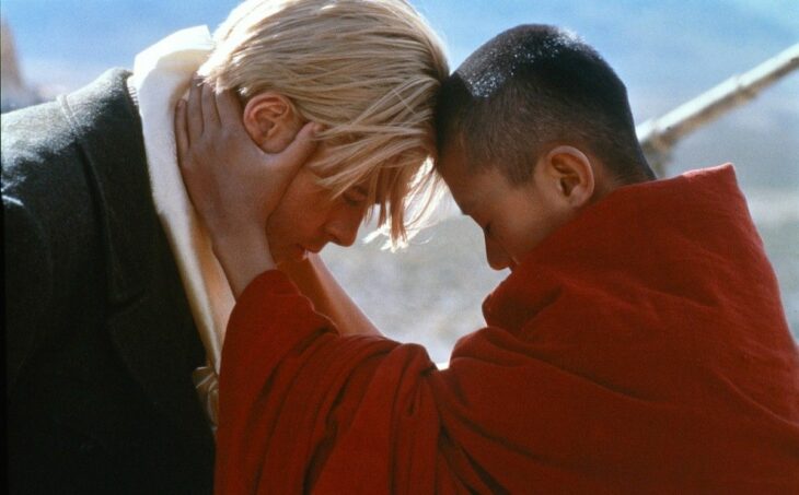 Escena de la película Siete años en el Tibet donde se muestra a Brad Pitt chocando su cabeza supuestamente con un joven Dalai Lama