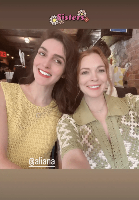 selfie de Lindsay Lohan al lado de su hermana Aliana