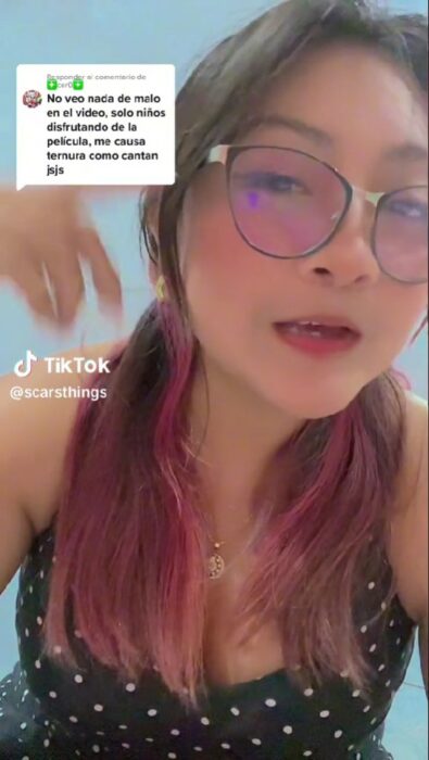 captura de pantalla de una chica aclarando un comentario en un video que subió en TikTok 