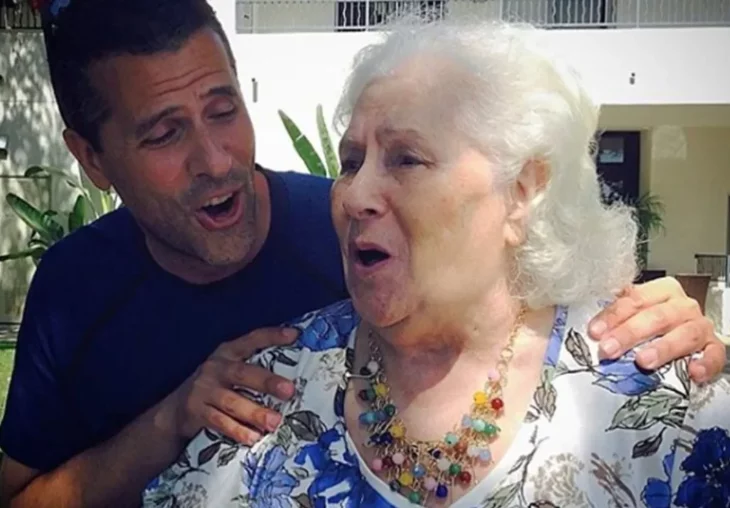 Marco Antonio Regil cantando junto a su madre