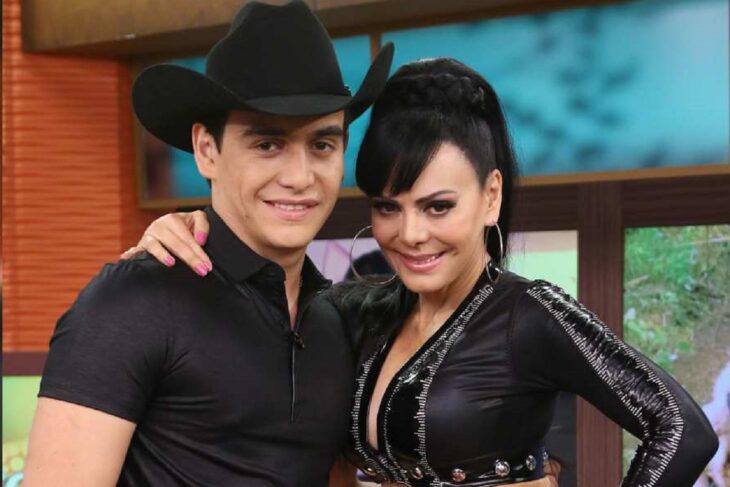 La actriz Maribel guardia junto a su hijo Julián Figueroa en el set de un programa de televisión