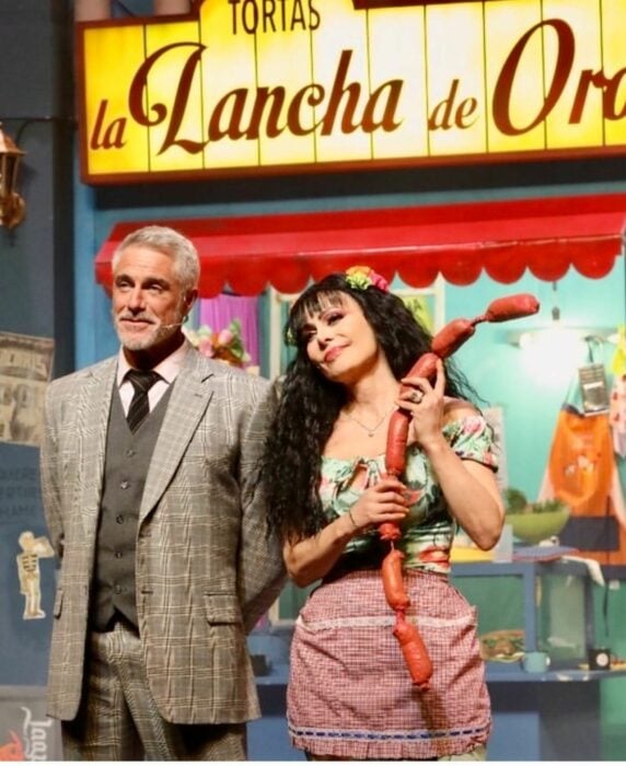 Maribel Guardia en su personaje de Doña Lancha al lado del actor Lisandro en la obra Lagunilla, mi barrio 