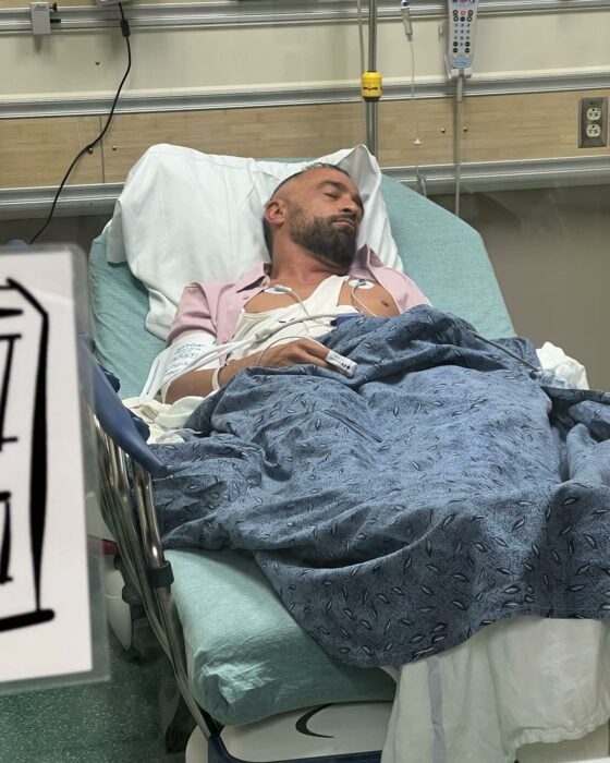 Fotografía de Mario Domm acostado en una cama de hospital en Miami, Florida, Estados Unidos