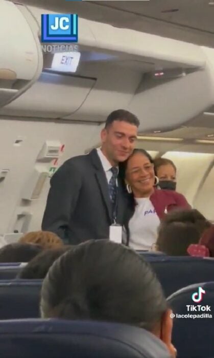 sobrecargo portugués tomándose una foto con una pasajera durante un vuelo 