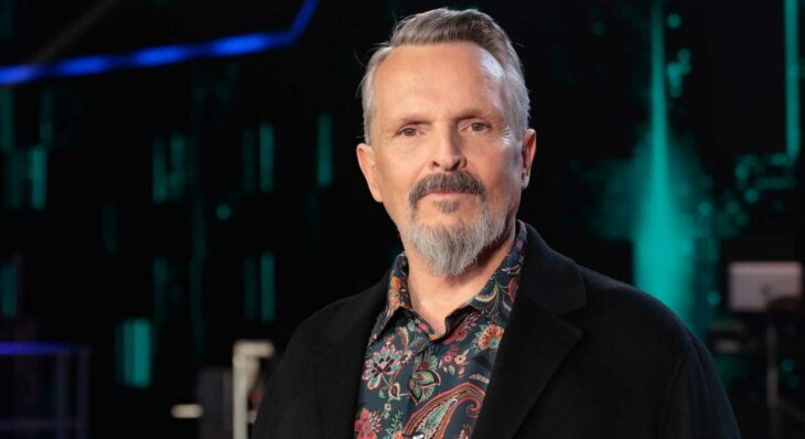 El cantante Miguel Bosé posa en una imagen al parecer dentro del estudio de algún programa