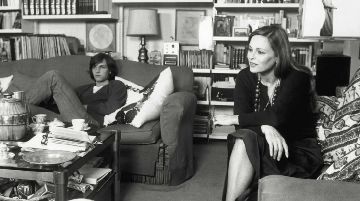 El cantante Miguel Bosé de joven sentado en un sillón acompañado por su mamá la modelo italiana Lucía en el interior de la casa de la familia