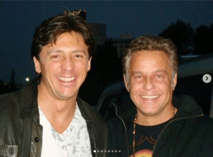 El productor Rodolfo de Anda junto al actor Alexis Ayala ambos están sonriendo