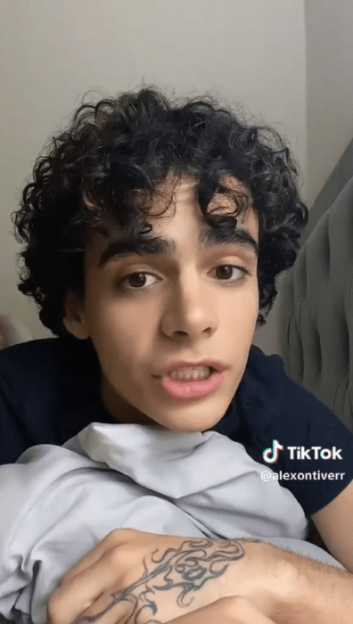 captura de pantalla de TikTok donde aparece un chico con el cabello rizado hablando