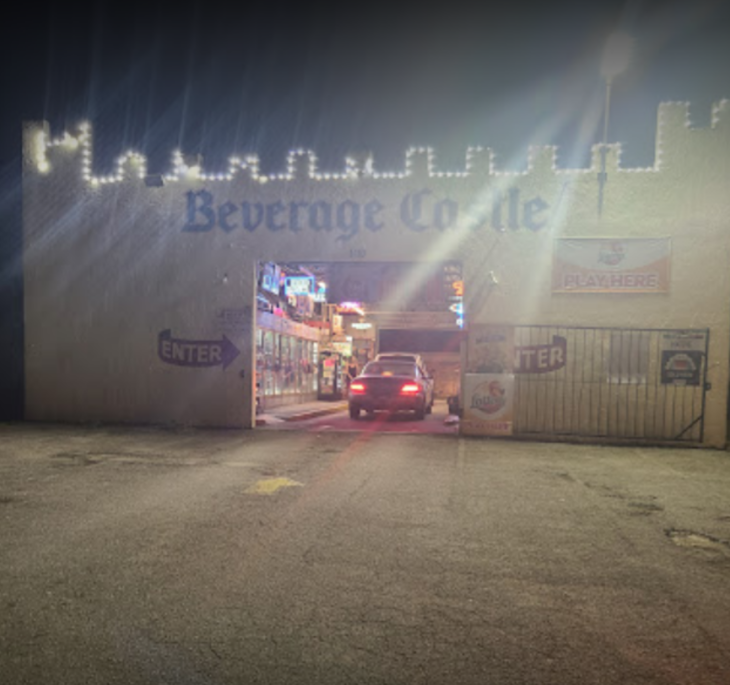 vista exterior de una tienda Beverage Castle en Pipkin Road en la noche