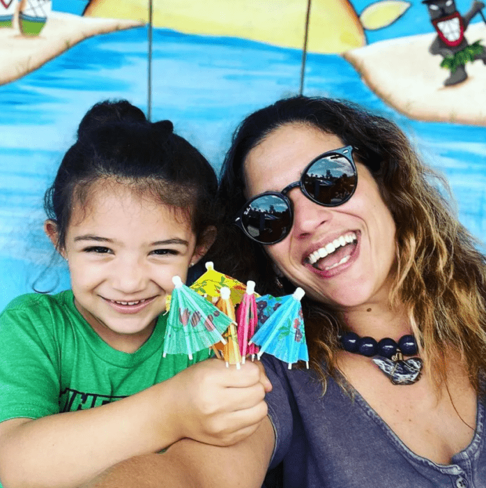 la cantante española Natalia Jiménez posa sonriente junto a su pequeña hija la niña sostiene en sus manos unos diminutos paraguas de colores