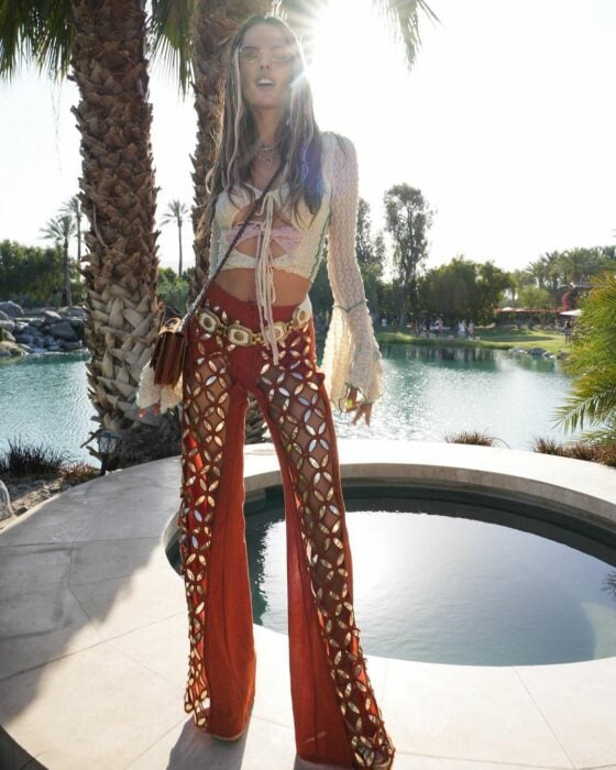 Alessandra Ambrosio  ;Outfits que causaron sensación en Coachella 2023