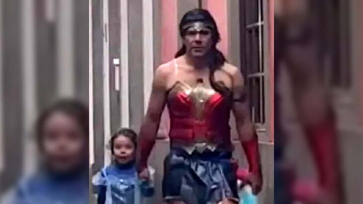 papá disfrazado de wonder woman