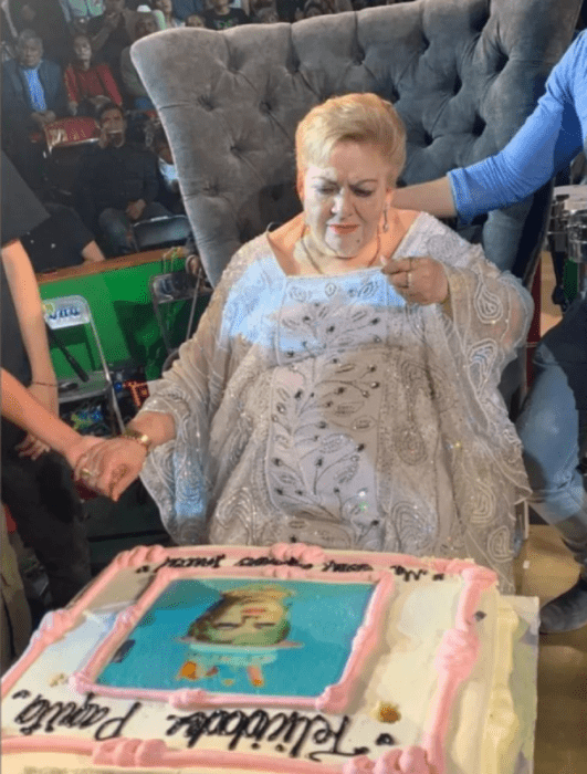 Paquita la del Barrio celebrando su cumpleaños en un palenque de Texcoco