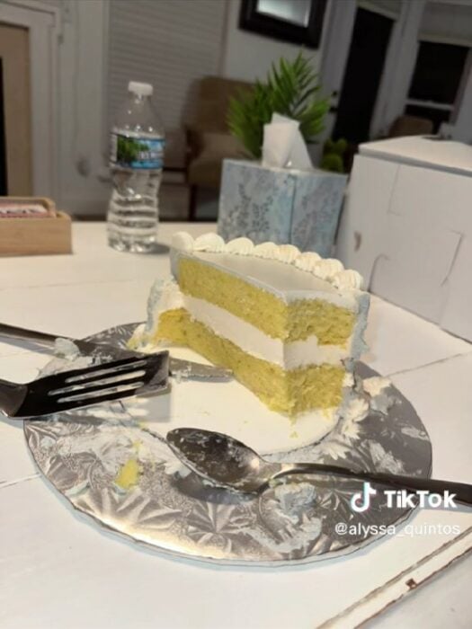 fotografía de la rebanada de un pastel sobre una mesa 
