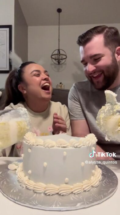 Captura de pantalla de una pareja partiendo un pastel de revelación de género que salió mal 