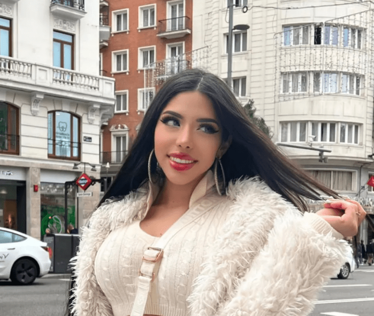 Yeri Mua posa en un calle trae el cabello suelto y maquillaje muy marcado 