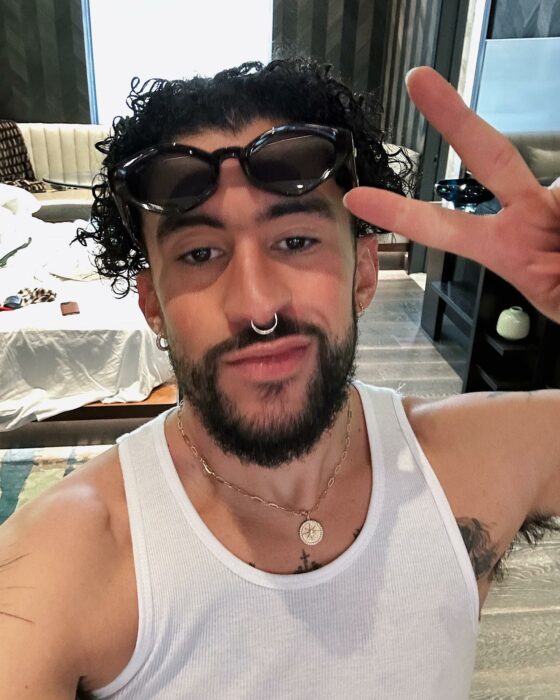 Selfie de Bad Bunny saludando con lentes en la frente 