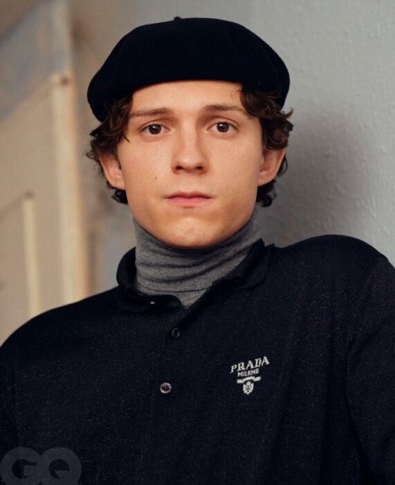 Fotografía de Tom Holland vestido de negro de la marca Prada 