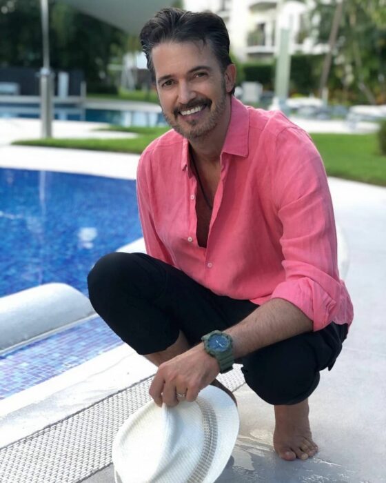 Fernando del Solar sonriendo con camisa rosa