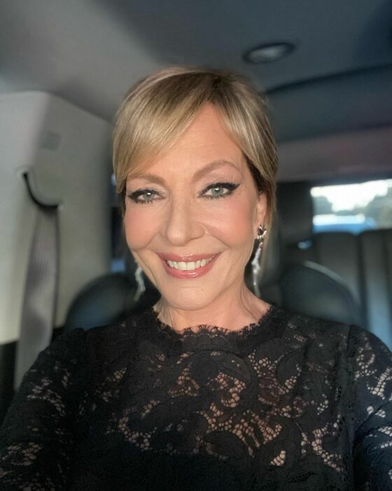 Allison Janney dentro de un vehículo 