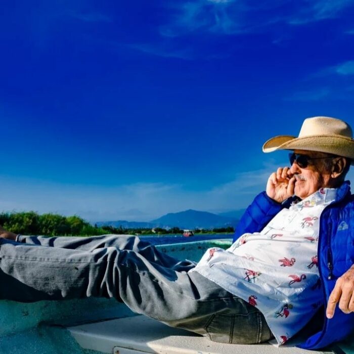 Andrés García con sombrero viendo el mar