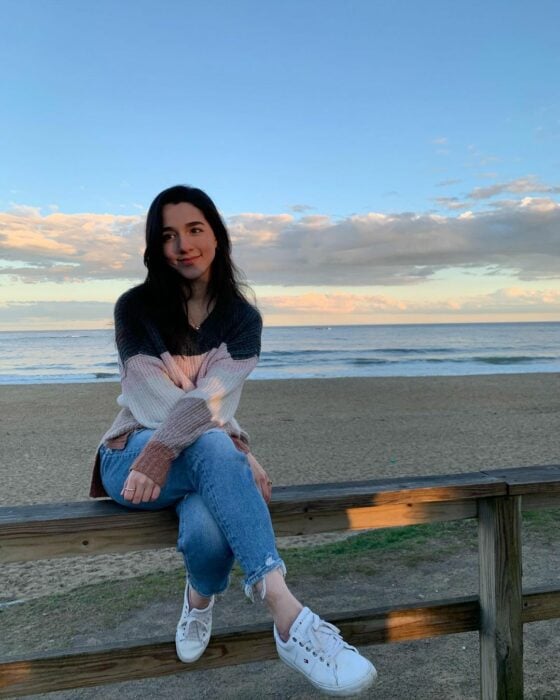 Carolina Lerma sentada en la playa 