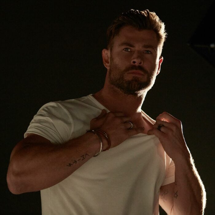 Chris Hemsworth con playera blanca 