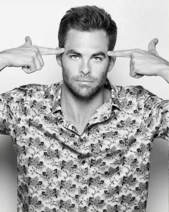 Chris Pine con los dedos en la cabeza en foto blanco y negro