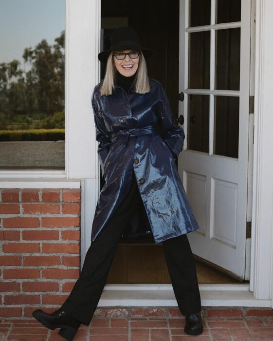 Diane Keaton con saco en la puerta de su casa