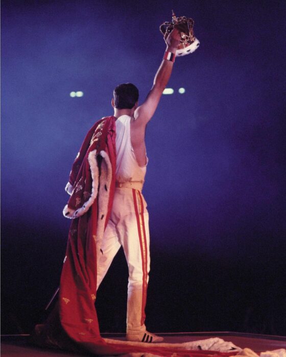Freddie Mercury en concierto con corona y capa 
