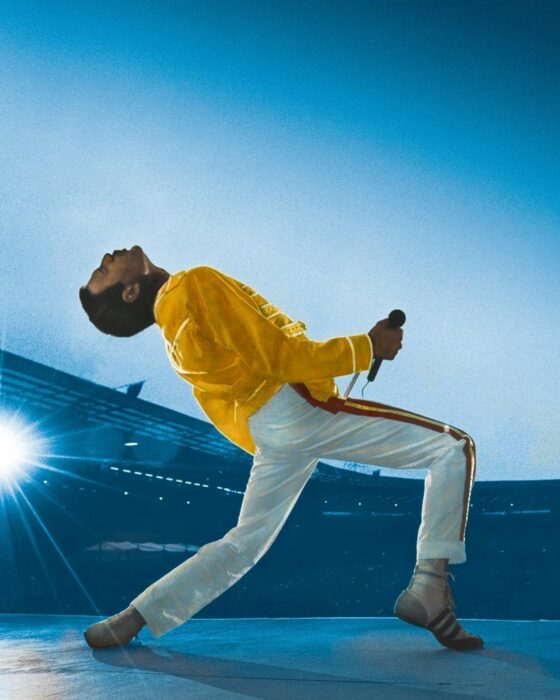 Freddie Mercury cantando en un concierto 