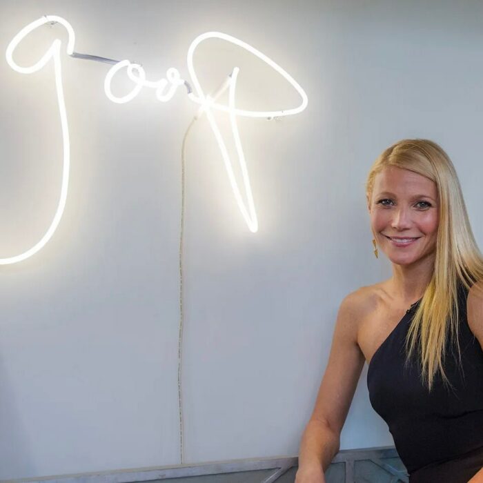 Gwyneth Paltrow con fondo blanco con anuncio goop 