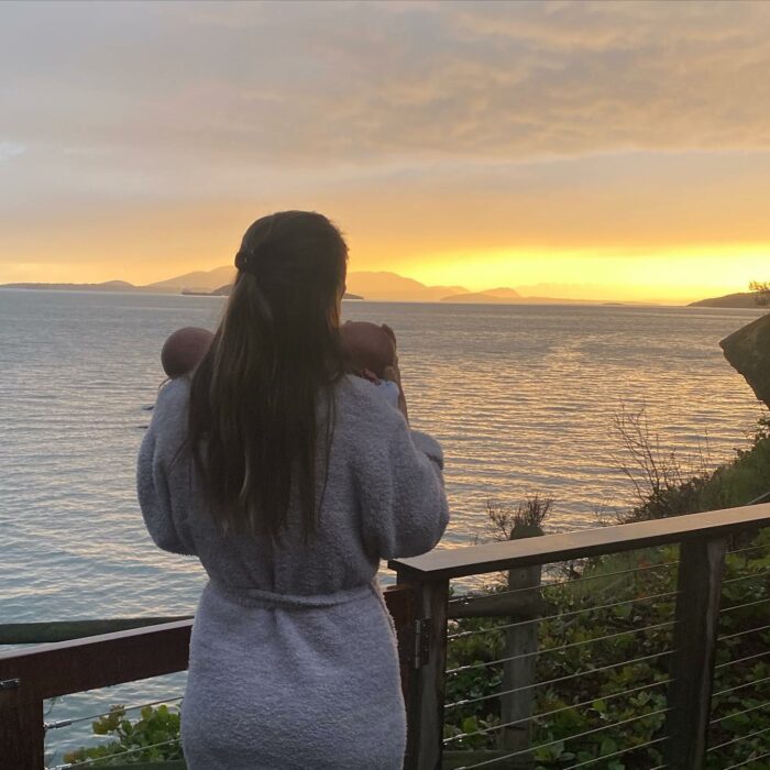 Hilary Swank con sus dos mellizos viendo el atardecer